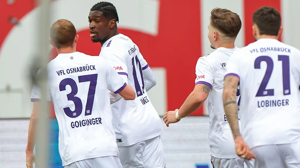 Kwasi-Okyere-Wriedt-2-v-l-von-Osnabrueck-jubelt-mit-seinen-Kollegen-ueber-seinen-Treffer-zum-2-2