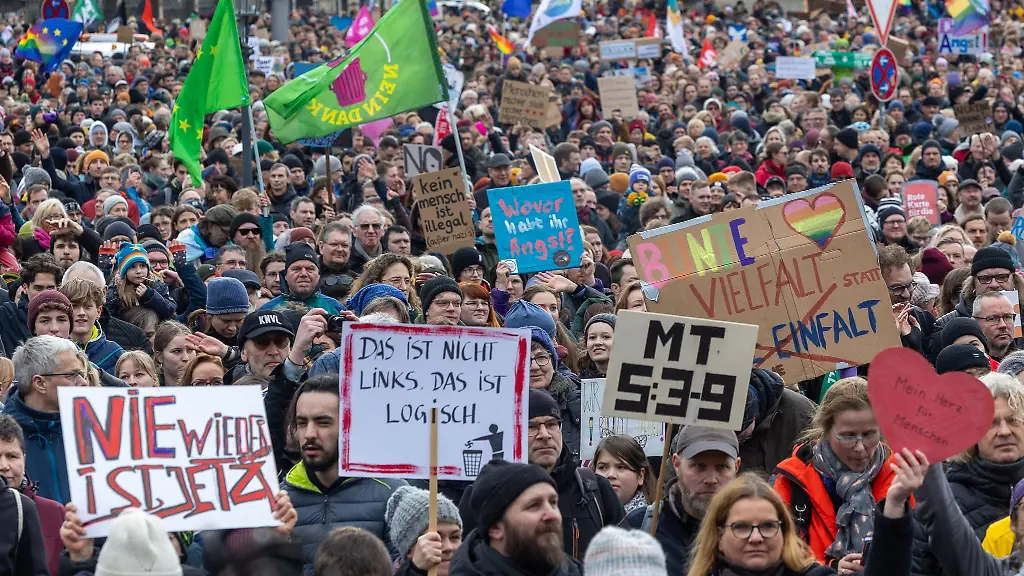 Blick-von-der-Buehne-auf-die-Teilnehmer-der-Grossdemonstration-des-Dresdner-Aktionsbuendnisses-Wir-sind-die-Brandmauer-Dresden-auf-dem-Theaterplatz-der-saechsischen-Landeshauptstadt-durch-Aufruf-von-zahlreichen-Organisationen-der-Dresdner-Stadt-und-Zivilgesellschaft-Kirchen-Gewerkschaften-Wohlfahrtsverbaenden-sowie-Stiftungen-und-Vereinen
