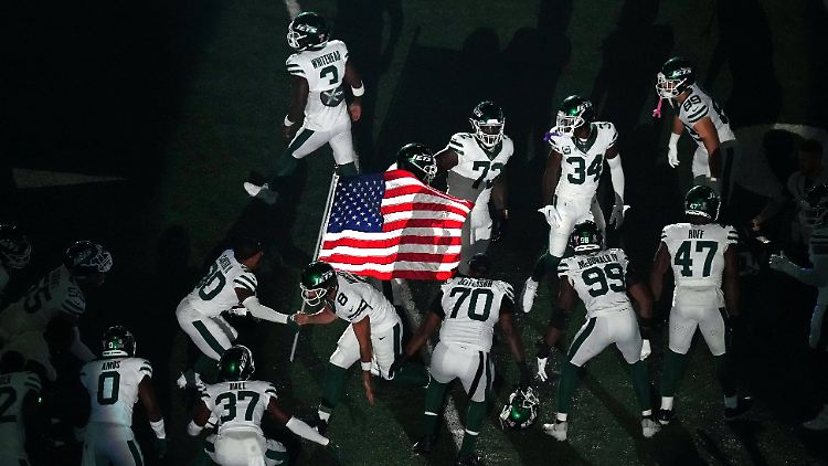 Aaron Rodgers (mit Flagge) vor dem Spiel, das nicht sein Karriereende bedeuten soll.