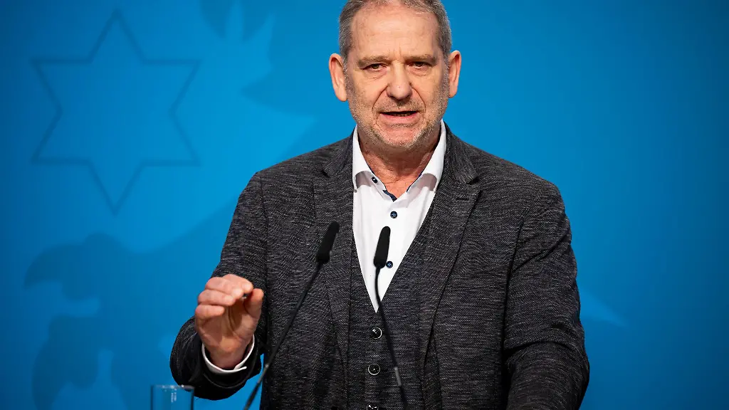 Bernhard-Stengele-Buendnis-90-Die-Gruenen-Thueringer-Minister-fuer-Umwelt-Energie-und-Naturschutz-spricht-in-einer-Pressekonferenz