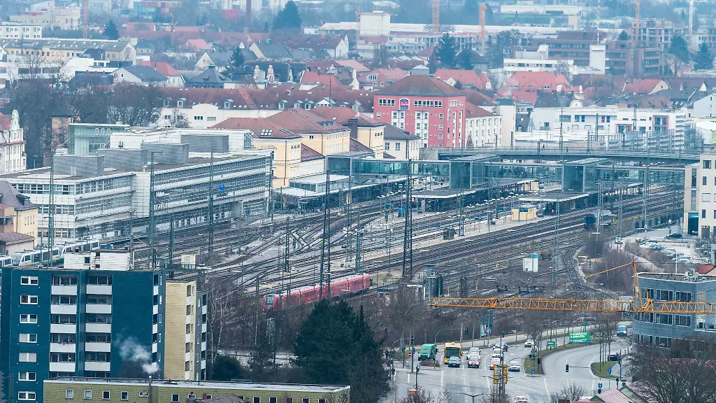 Der-Hauptbahnhof-in-Regensburg-Bayern-aufgenommen-am-21-01-2014