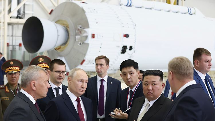 Der russische Präsident Wladimir Putin und der nordkoreanische Staatschef Kim Jong Un begutachten während ihres Treffens auf dem Weltraumbahnhof Wostotschny eine Raketenmontagehalle. 