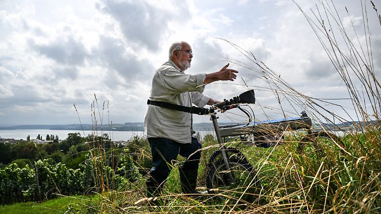 Mit Unterstützung durch den Elektroantrieb geht es den Hang hinauf.