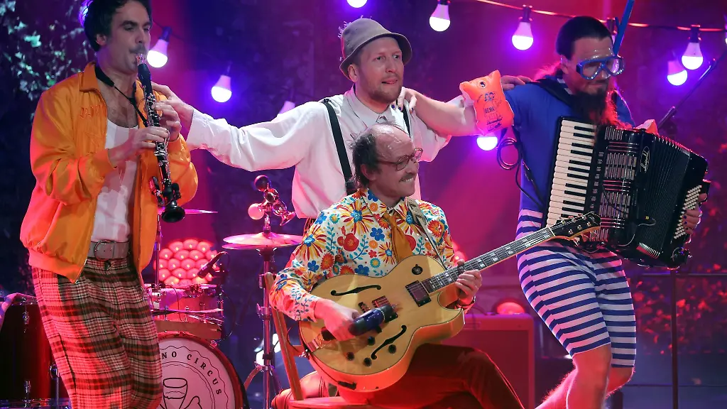 Gankino-Circus-steht-bei-der-Generalprobe-von-Fastnacht-in-Franken-auf-der-Buehne