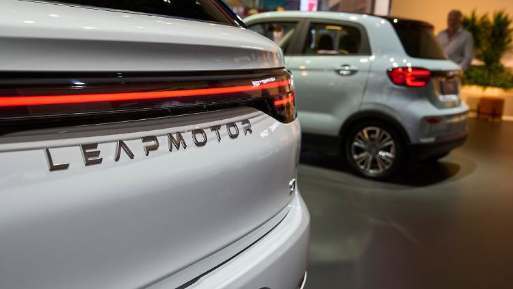 Die Märkte werden weltweit mit billigen E-Autos aus China geflutet.