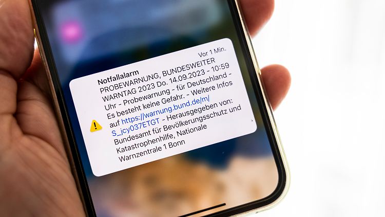 Eine Warnung per Cell Broadcasting erreichte beim Warntag 2022 einer Umfrage zufolge mehr als die Hälfte der Menschen.