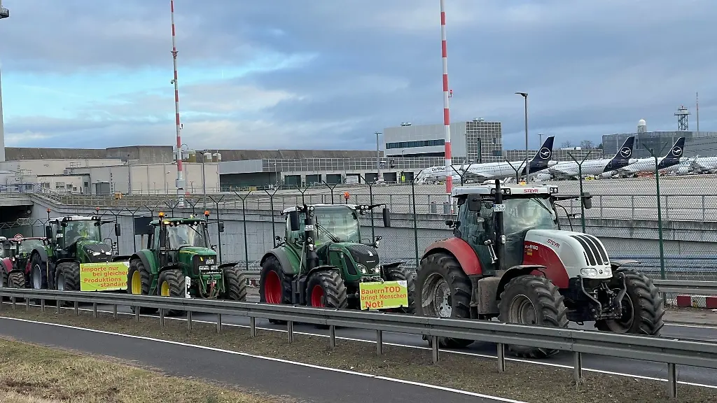 Traktoren-am-Flughafen-Frankfurt
