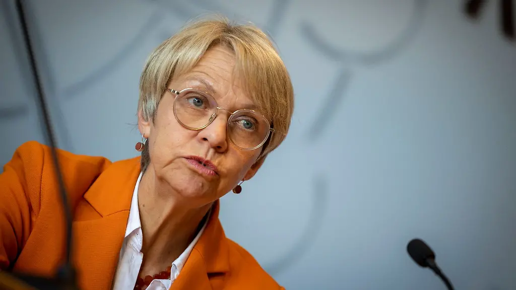 Schulministerin-Dorothee-Feller-spricht-bei-einer-Pressekonferenz