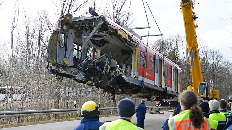 Beim Zusammenstoß zweier S-Bahnen starb ein Mensch.