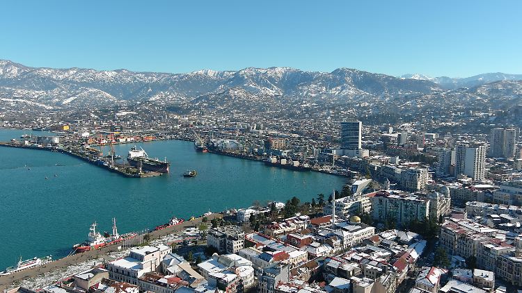 Weil auch der Hafen von Batumi, das ist Georgiens zweitgrößte Stadt, nicht mehr groß genug ist, soll in einem kleinen Ort ein neuer gebaut werden.