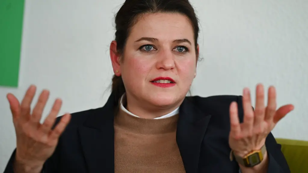 Susanne-Wingertszahn-Vorsitzende-des-DGB-Rheinland-Pfalz-Saarland-spricht