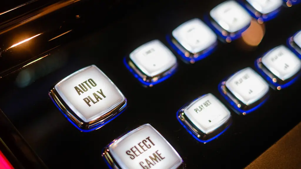 Spielautomaten-stehen-in-einer-Spielbank