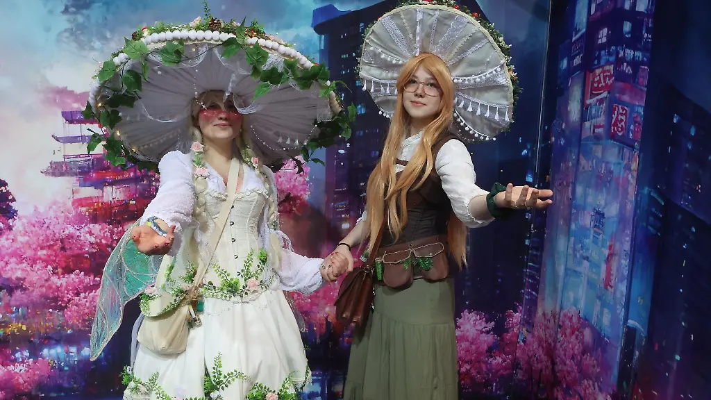 Jana-l-und-Emma-aus-Kassel-posieren-2023-als-Pilz-verkleidet-bei-der-Messe-MAG-C-Community-Convention-fuer-Games-Cosplay-Anime-und-Manga-an