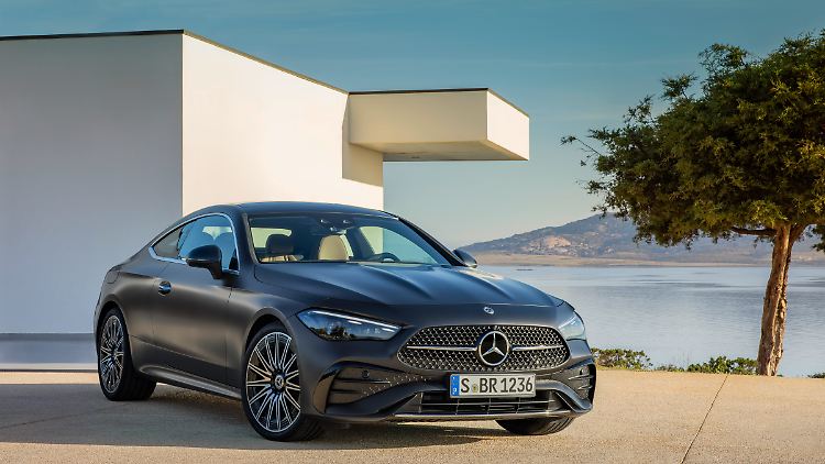 Unter "Sharknose" verstehen die Gestalter die leicht geneigte Front. Der Mercedes CLE trifft ein gutes Maß zwischen einem selbstbewussten, aber nicht zu extrovertierten Auftritt.