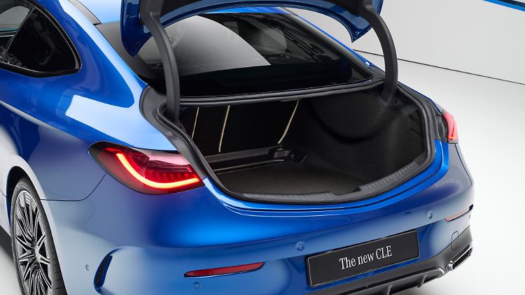 Typisch Coupé - mit 420 Litern Kofferraumvolumen zeigt es, das Transportdienste nicht zu seinen Aufgaben zählen. Gepäck für einen ausgedehnten Urlaub lässt sich aber verstauen.