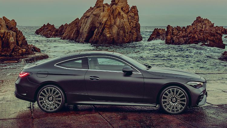 Der CLE besticht mit typischen Proportionen. Die Schnauze ist betont lang, das Heck knackig kurz. Auch wenn der 4,85 Meter lange Mercedes die Nachfolge für C- und E-Klasse antreten soll – er ist E-Klasse durch und durch.