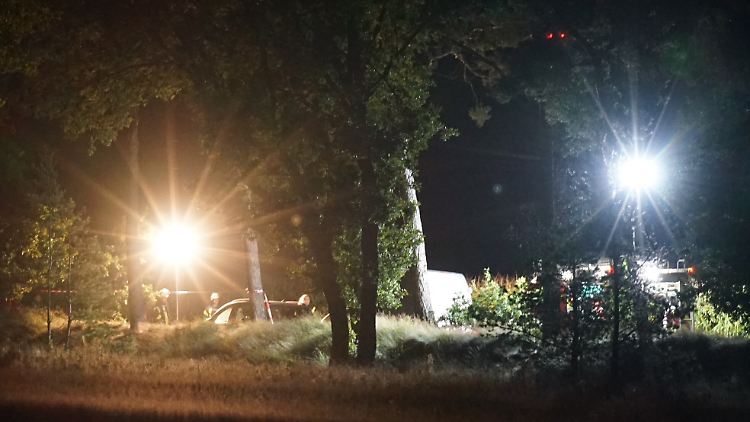 Polizei und Spurensicherung ermitteln am Auto eines festgenommenen Tatverdächtigen in der Nähe der Autobahn 7.