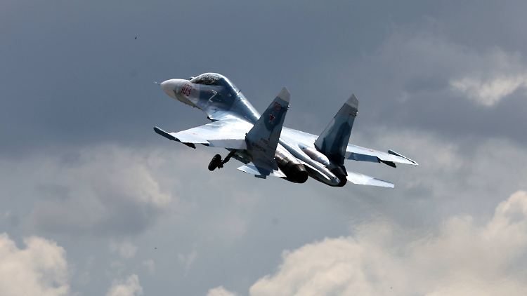 Ein russischer Jet vom Typ SU-27 bei einer Übung in Kaliningrad.