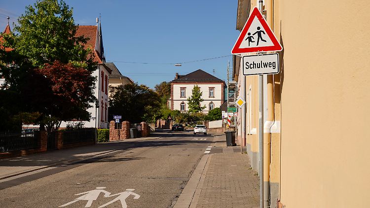 Der Mann sei in der Vergangenheit dreimal wegen Sexualdelikten verurteilt worden. 