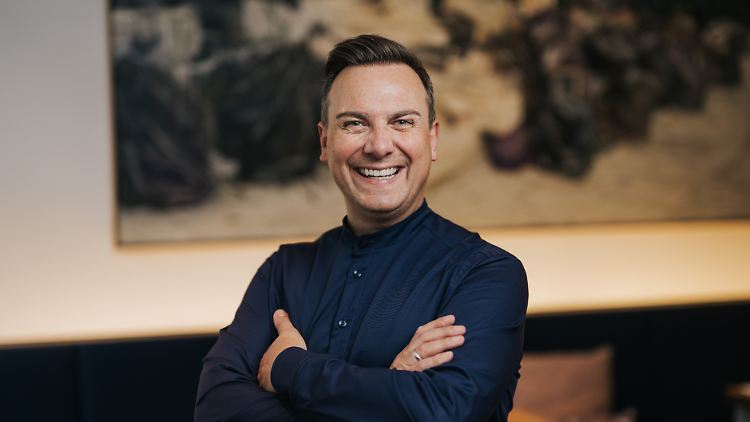 Tim Raue sammelt nicht nur Michelin-Sterne, er hat auch bei "Raue – Der Restaurantretter" bei RTL seit April eine Mission: Er hilft Restaurants, die von der Krise bedroht sind.