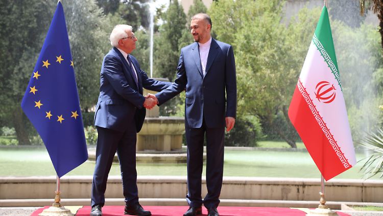 Werden Gesprächsbedarf haben: Der iranische Außenminister Hussein Amirabdollahian (r) und der EU-Außenbeauftragte Josep Borrell.