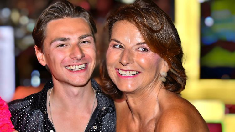 Werden in den kommenden Wochen wohl für mächtig Gesprächsstoff sorgen: "Sommerhaus"-Bewohner Claudia Obert und ihr "Privatsekretär" Max