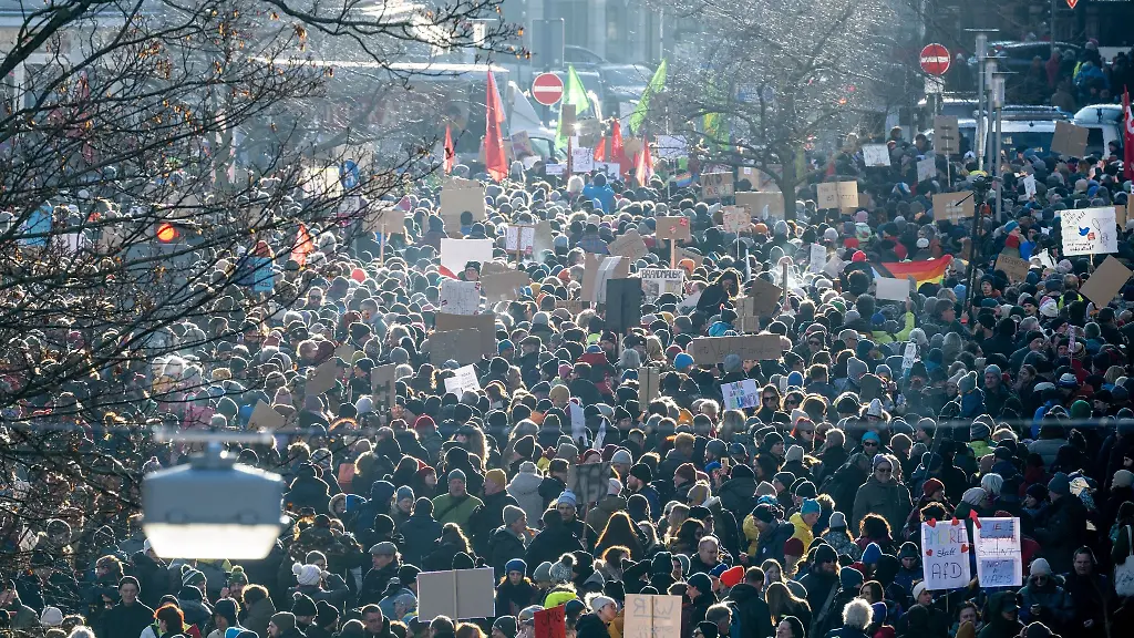Tausende-Menschen-sind-am-Willy-Brandt-Platz-in-Nuernberg-bei-einer-Anti-AfD-Demonstration-versammelt
