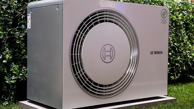 Zur Sicherung vor Diebstahl sollte eine Wärmepumpe zumindest fest mit dem Fundament verschraubt sein.