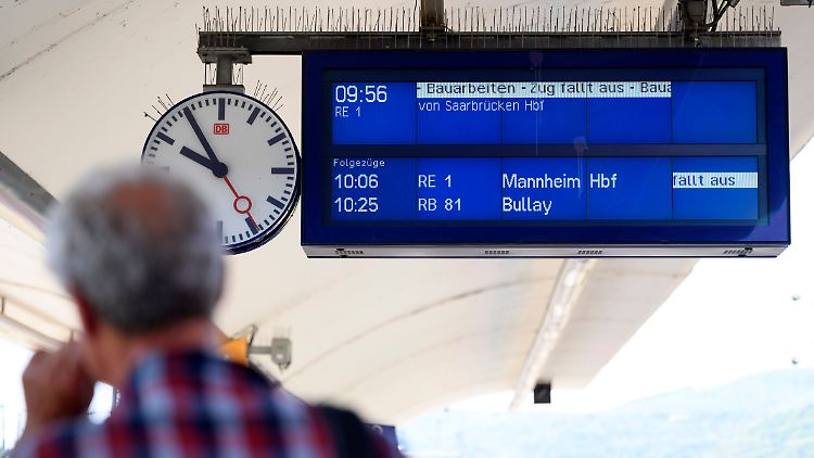 Ein Bild, an das Bahnkundinnen sich 2022 öfter gewöhnen mussten: Verspätungen und Zugausfälle. 