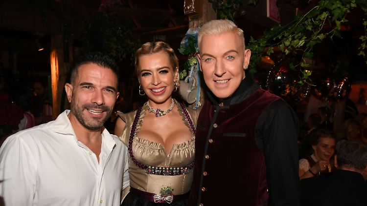 Marc Terenzi (l-r), Verena Kerth und H.P. Baxxter feiern beim 24. «Almauftrieb» im Käfer-Zelt auf dem Oktoberfest.