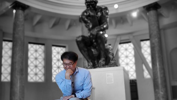 Seung-min Park sitzt auf seiner Stanford-Toilette, für die er zum Ig-Nobelpreisträger für Gesundheit auserkoren wurde.