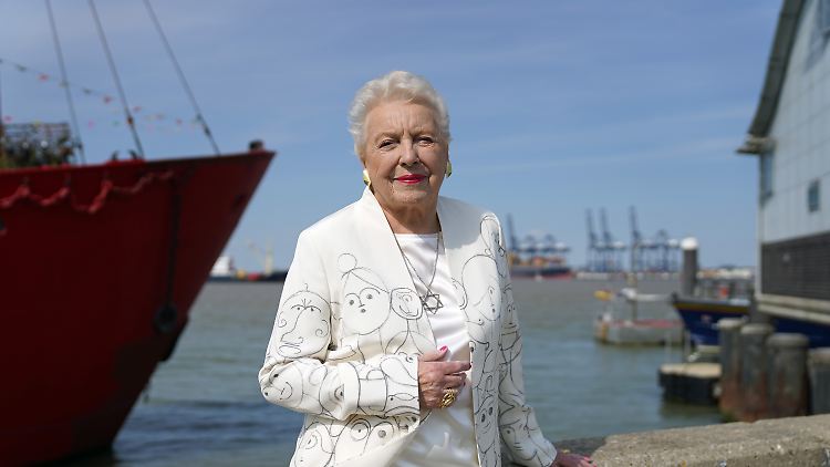 Stephanie Shirley 2022 bei der Einweihung eines Denkmals zur Erinnerung an die Kindertransporte.