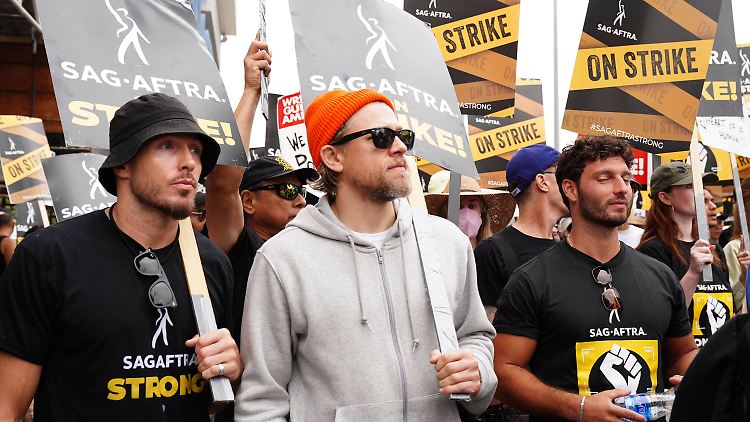 Viele Stars stehen in Solidarität mit den Streikenden: Auch der britische Schauspieler Charlie Hunnam nahm im September an einer Aktion in Los Angeles teil.