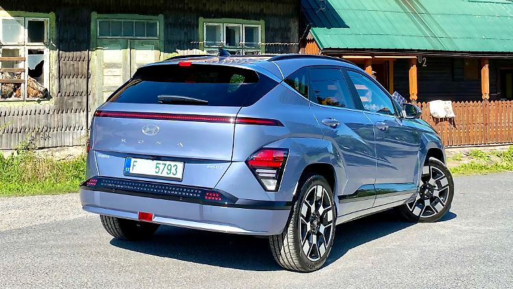 Sieht schon futuristisch aus, der gar nicht mehr so kleine Kleinwagen Kona. Das LED-Pixel-Leuchtband ist mittlerweile fast ikonisch.