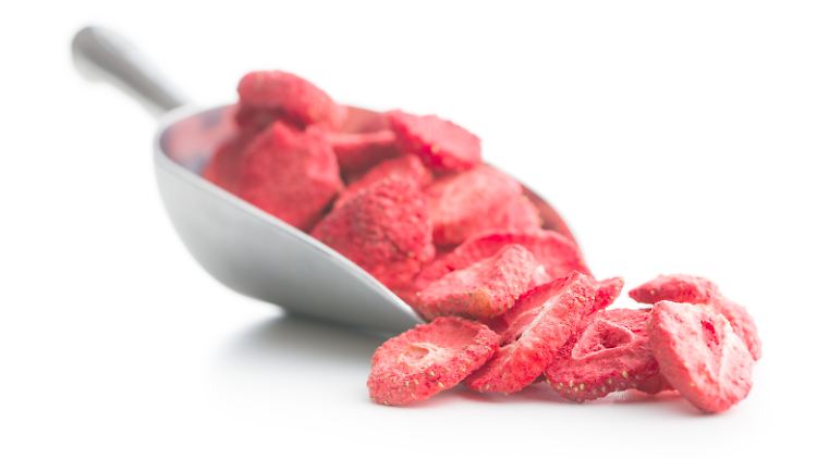 Die Verbraucherzentrale Bayern hat einen kritischen Blick auf gefriergetrocknete Erdbeeren geworfen.