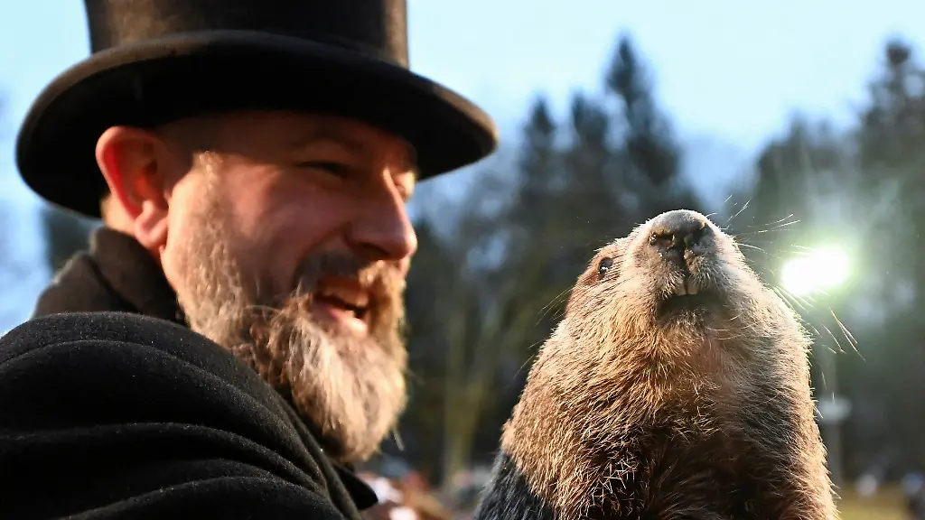 2024-02-02T151109Z-831578532-RC2CU5A10U6S-RTRMADP-3-USA-GROUNDHOGDAY