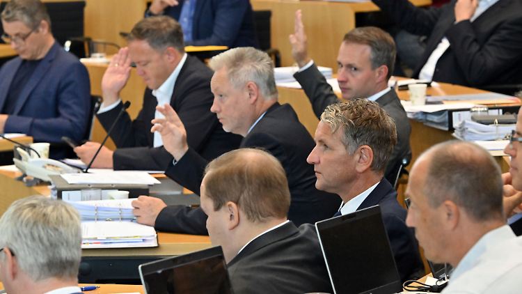 
Nur mit den Stimmen der AfD kann die Thüringer CDU ihr Vorhaben, die Grunderwerbssteuer zu senken, bei der Abstimmung durchsetzen.