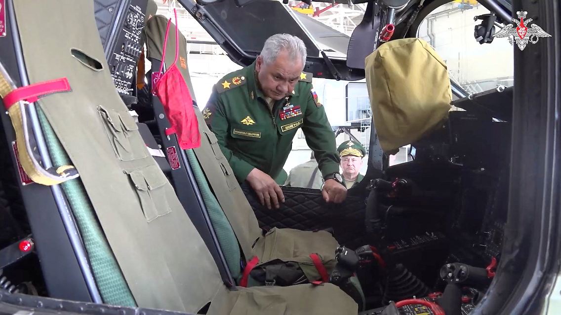 Schoigu hat auch das Progress-Werk in der Stadt Arsenjew besucht, das Ka-52-Militärhubschrauber herstellt.