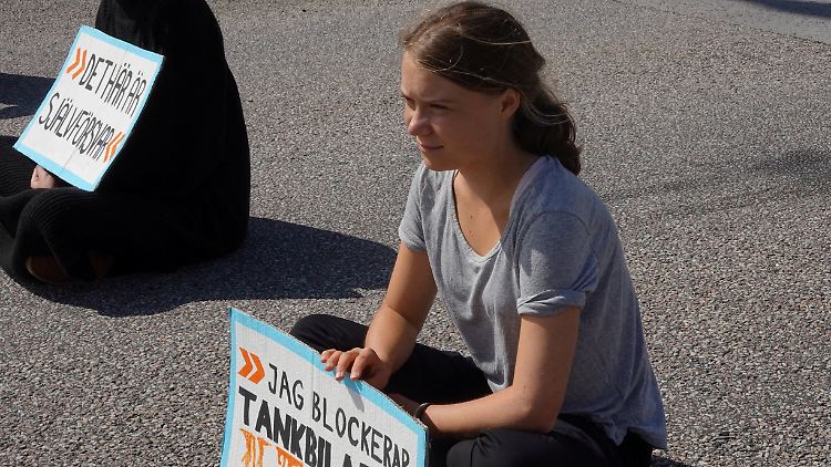 Greta Thunberg im Juli 2023 bei der Blockade des Eingangs zu einer Ölanlage im schwedischen Malmö. 