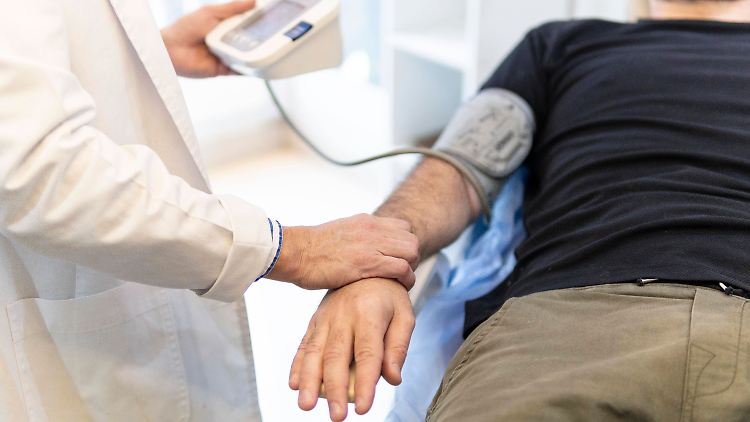 Blutdruck sollte auch im Liegen gemessen werden.
