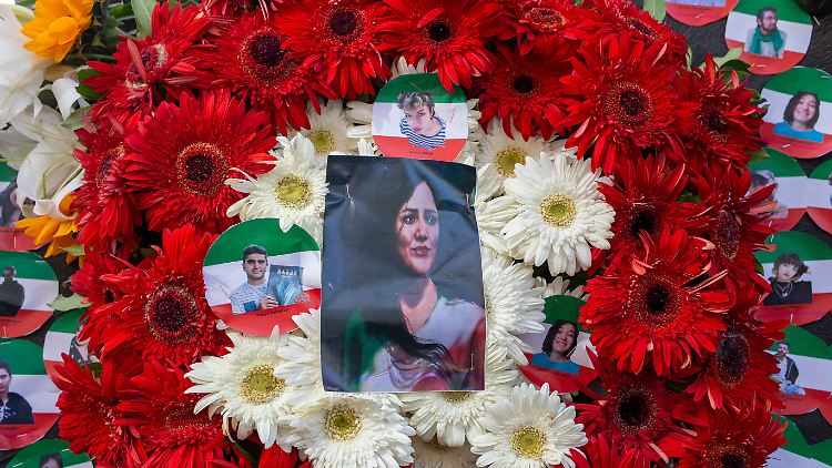 Die 22-jährige Jina Mahsa Amini starb am 16. September 2022 im Polizeigewahrsam, nachdem die sogenannte Sittenpolizei sie festgenommen hatte.