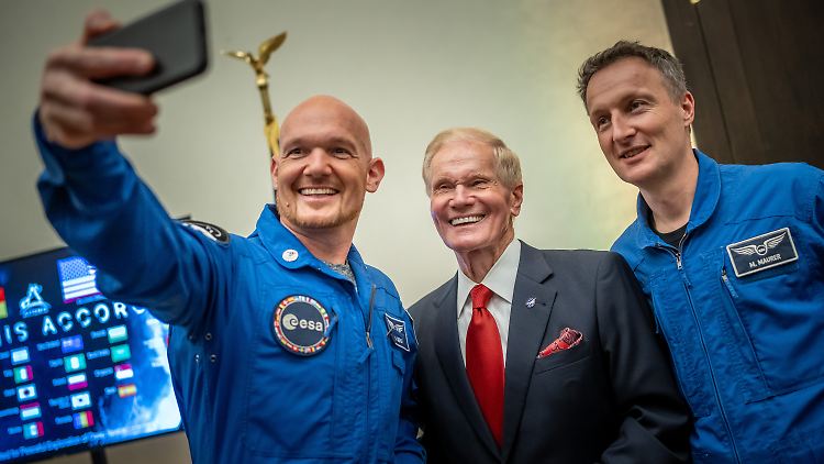 Bei dem Festakt waren auch die deutschen Astronauten Alexander Gerst (l.) und Matthias Maurer (r.) dabei, die ein Selfie mit NASA-Chef Bill Nelson machten.