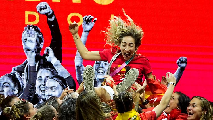 Die Änderungen im spanische Verband reichen den Fußballerinnen nicht.