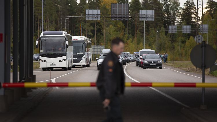 Autos warten am Grenzübergang Vaalimaa darauf, die Grenze von Russland nach Finnland zu passieren.