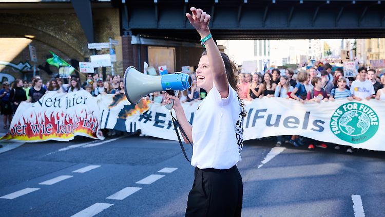 "Es ist laut, es ist wütend", schreibt die Aktivistin Luisa Neubauer auf Instagram über die heutigen Klima-Proteste.