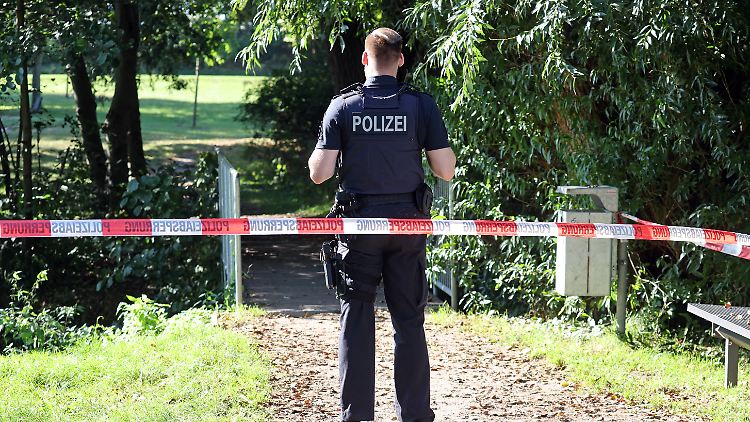 Mit Suchketten, Tauchern und Metalldetektoren durchsuchen die Beamten das kleine Dorf nach der Tatwaffe und dem Täter.