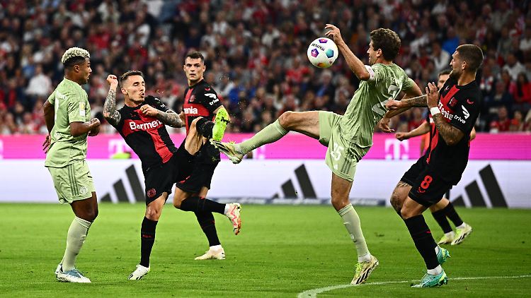 Die Szene vor dem Freistoß zum 1:1 - Müller foult Grimaldo.