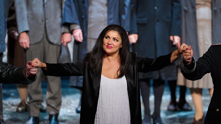 Ausverkauftes Haus, zarte Buhrufe, donnernder Applaus: Netrebko wird am Ende frenetisch vom Publikum gefeiert.