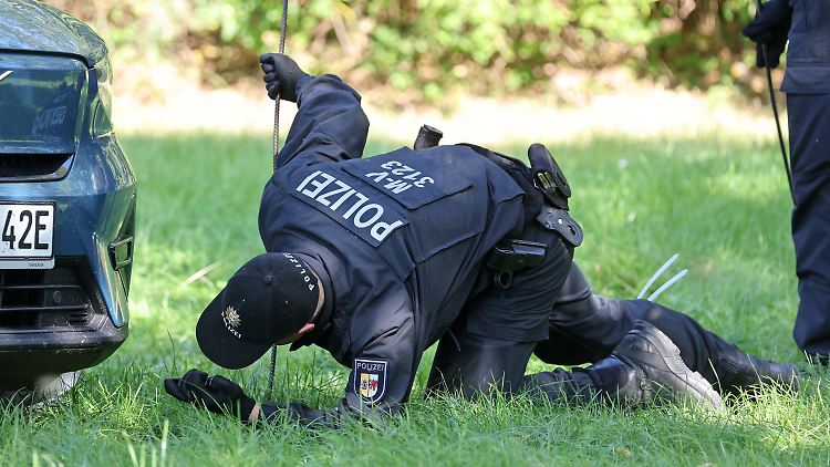 Polizisten durchkämmten den Bereich rund um den Ort, an dem der Junge gefunden wurde.