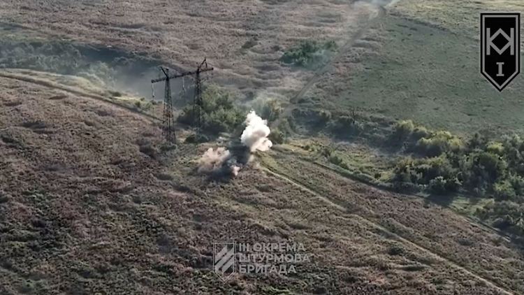 Eine ukrainische Drohne greift ein russisches gepanzertes Fahrzeug in der Nähe von Andrijiwka an.